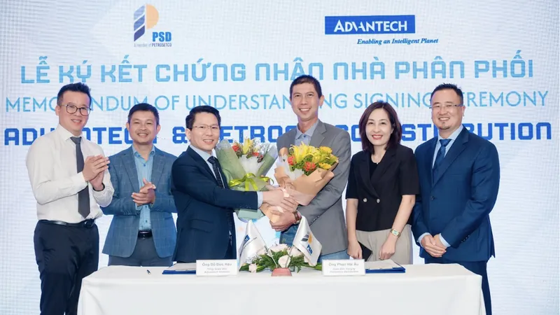Đại diện Petrosetco Distribution và Advantech tại lễ ký kết hợp tác