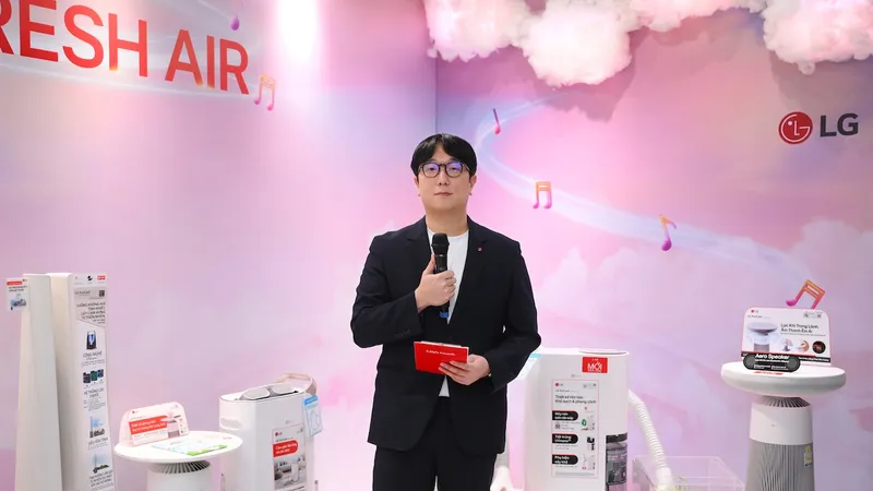 Ông Shim Seongbo, Giám đốc Ngành hàng Giải pháp Không khí, LG Electronics Việt Nam giới thiệu các sản phẩm mới của LG