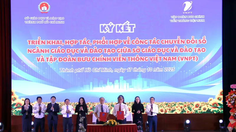 Đại diện VNPT TPHCM và Sở Giáo dục- Đào tạo TPHCM tại lễ ký kết