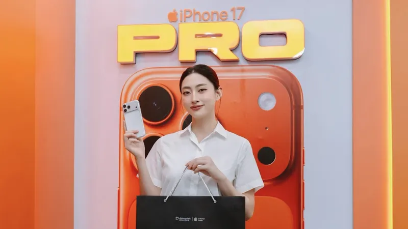 Hoa hậu Lương Thuỳ Linh diện sơ mi giản dị đi “tậu Táo”