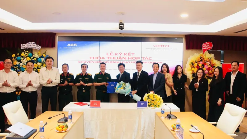 Đại diện Viettel TPHCM và Ngân hàng TMCP Á Châu ký kết hợp tác.