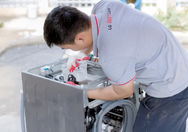 Kỹ thuật viên của LG kiểm tra và vệ sinh đối với các sản phẩm LG bị hư hại