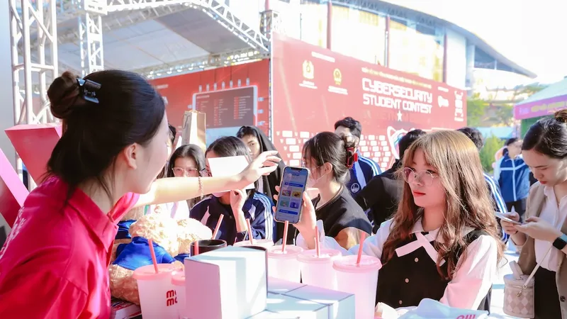 Sinh viên hào hứng tham gia “Thử thách bảo mật” và tìm hiểu công nghệ tại gian hàng MoMo