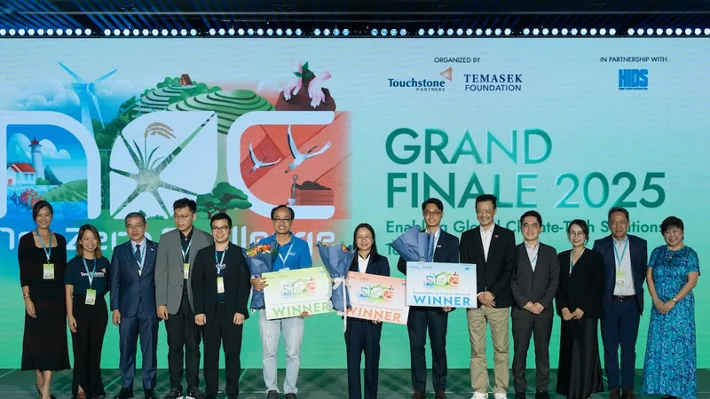 Ban tổ chức trao giải cho các đội đoạt giải.