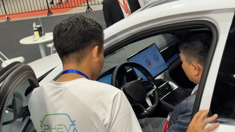 Khách hàng trải nghiệm xe BYD tại sự kiện