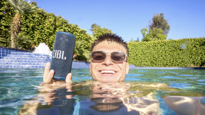 JBL Grip cực kỳ bền bỉ với chuẩn chống nước...