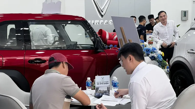 Khách hàng chọn mua VinFast 
