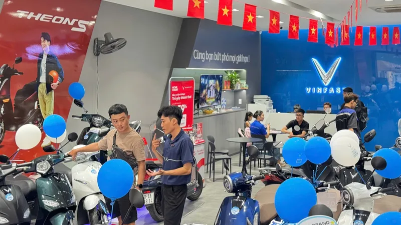 Khách hàng lựa chọn xe máy điện VinFast