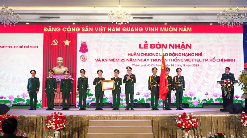 Thiếu tướng Đỗ Minh Phương thừa ủy quyền Chủ tịch nước trao Huân chương Lao động hạng nhì cho Viettel TPHCM