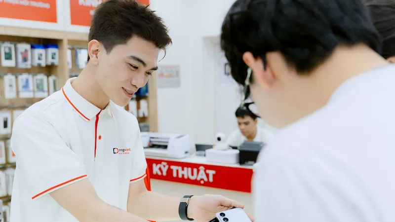Khánh hàng mua thiết bị di động tại Di Động Việt