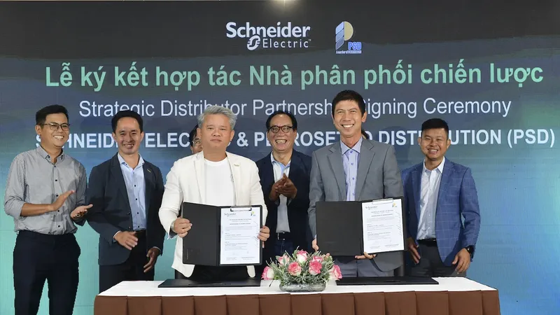 Đại diện Schneider Electric và Petrosetco Distribution ký kết hợp tác