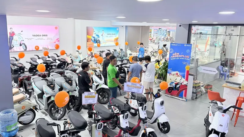 Khách hàng đến Yadea Plus Phạm Hùng để tìm hiểu và trải nghiệm công nghệ TTFAR