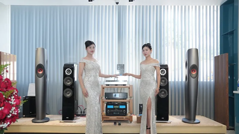 Bên trong Showroom Phuc Thanh Audio với nhiều thiết bị âm thanh cao cấp
