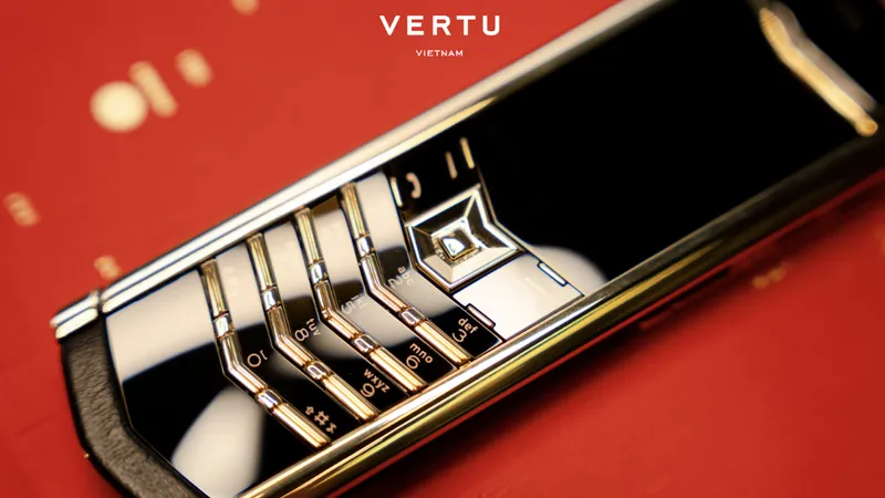 Vertu Signature V Full Gold khẳng định vị thế với thân vỏ vàng khối 18K uy nghi.