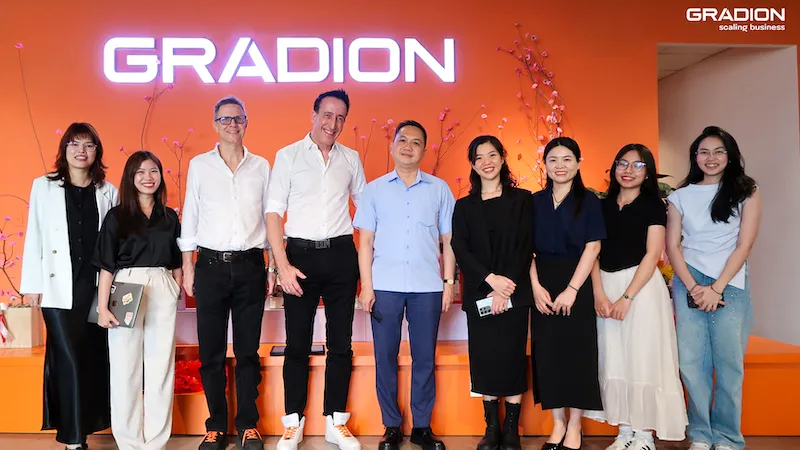 Đại diện Gradion cùng HCMC -DXCENTER trong lễ ký kết hợp tác