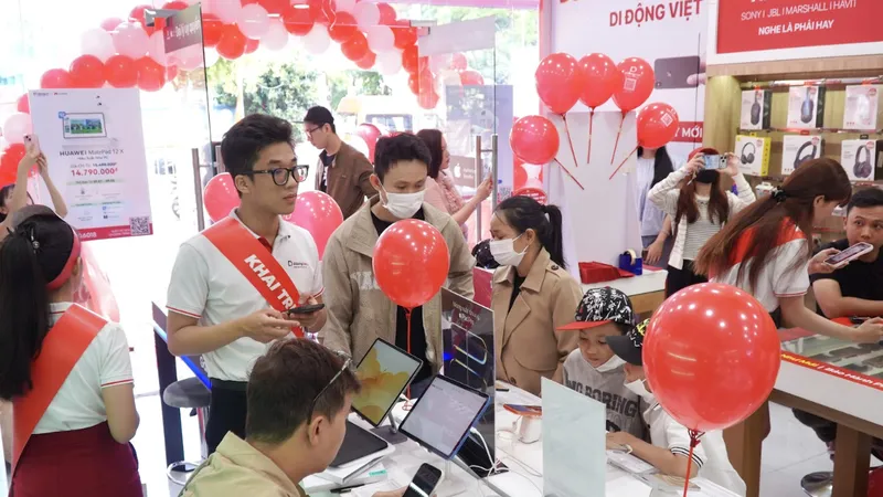 Khách hàng mua sản phẩm di động tại cửa hàng số 3 Phan Đăng Lưu