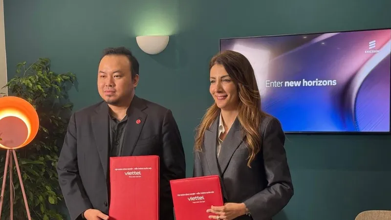 Bà Rita Mokbel, Chủ tịch Ericsson Việt Nam và ông Lê Quang Hiếu, Phó Tổng giám đốc, Viettel Networks tại buổi lễ ký kết