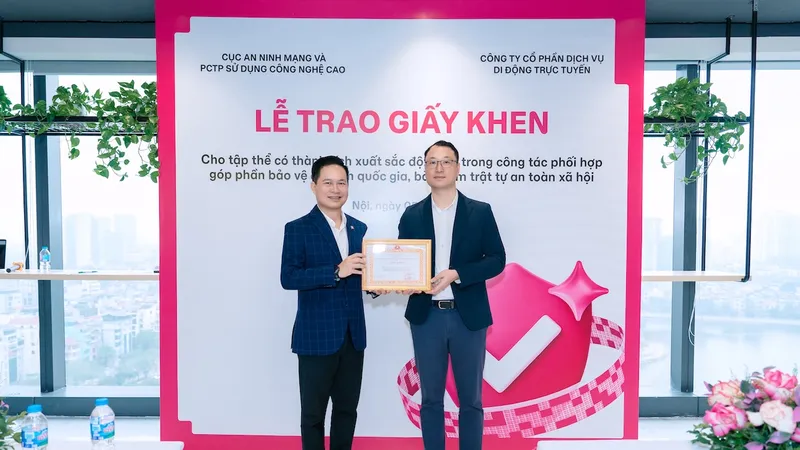 Đại diện MoMo nhận giấy khen từ Cục An ninh mạng và phòng, chống tội phạm sử dụng công nghệ cao