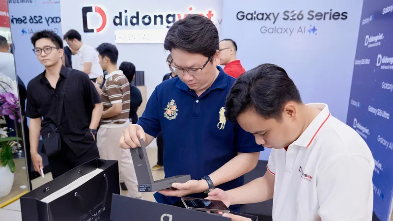 Khách hàng nhận Galaxy S26 series tại Di Động Việt