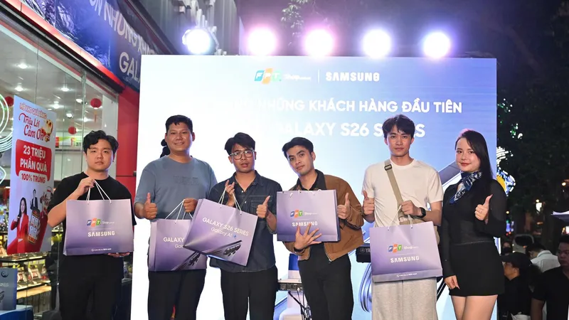 Khách hàng nhận Samsung Galaxy S26 series tại FPT Shop
