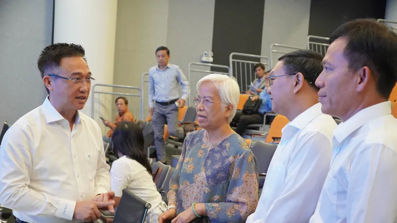 Đồng chí Đặng Minh Thông, Phó Bí thư Thành ủy TPHCM trao đổi cùng các đại biểu tại Hội thảo. Ảnh: QUANG HUY