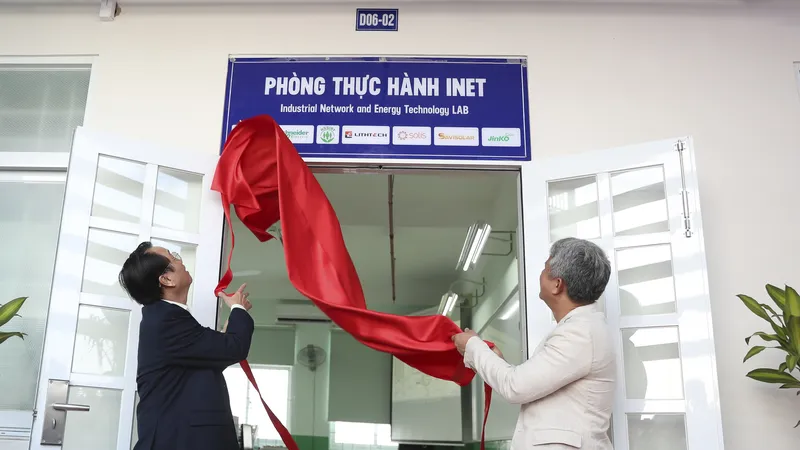 Ông Đặng Nguyễn Ngữ và ông Phạm Hữu Lộc thực hiện nghi thức khánh thành Phòng thực hành INET