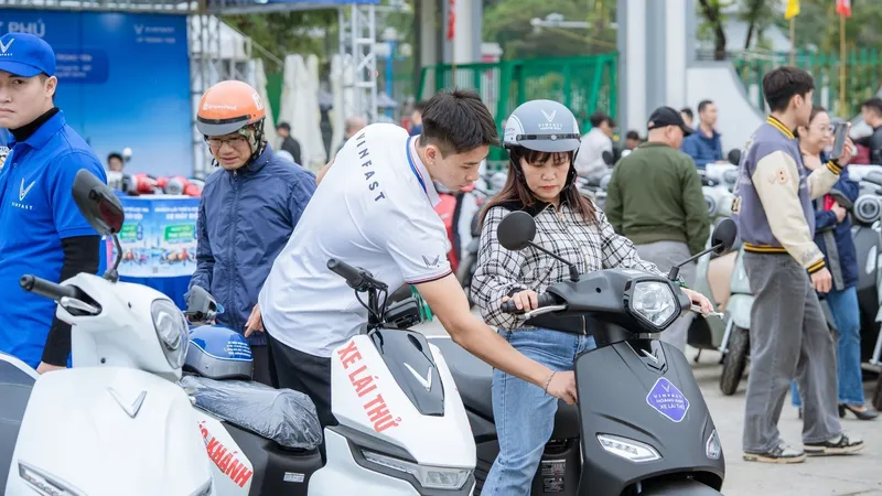Người dùng hào hứng lái thử xe điện VinFast