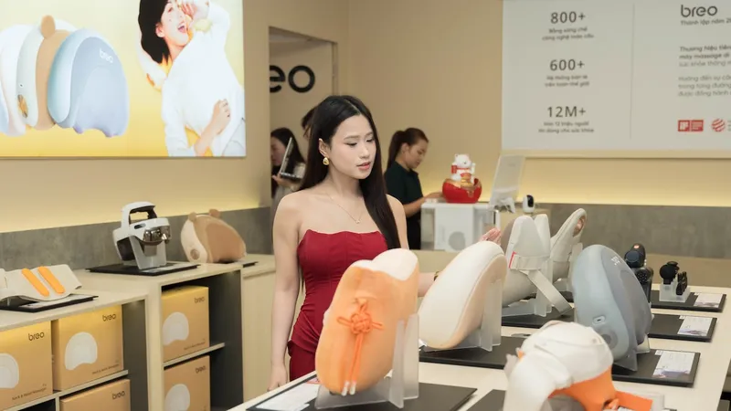 Khách hàng tham quan cửa hàng Breo ngày khai trương