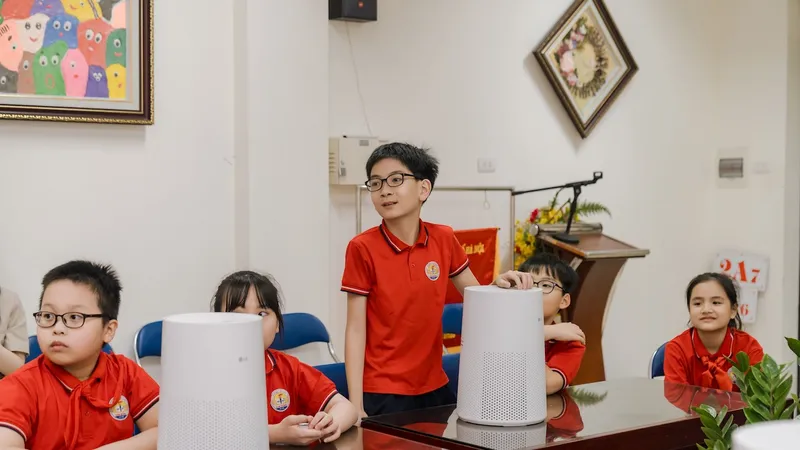 Các em học sinh cùng máy lọc không khí PuriCare AeroMini