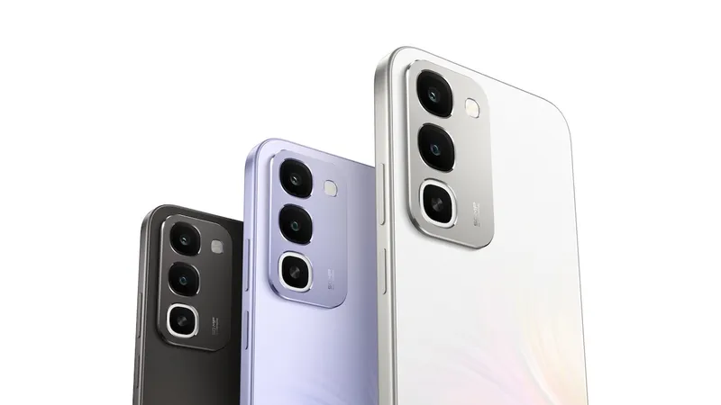 realme C100 với ba màu: Tím Khải Hoàn, Nâu Vĩnh Cửu và Trắng Vinh Quang.