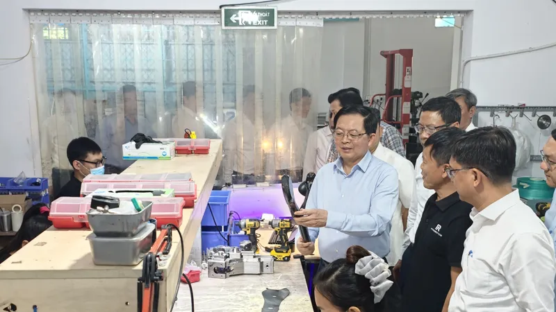 Phó Thủ tướng Hồ Quốc Dũng cùng đoàn đại biểu thăm và làm việc tại Công ty Cổ phần Real-Time Robotics Việt Nam 