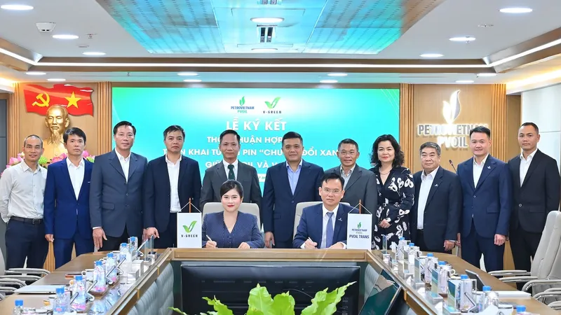 Đại diện V-Green và PVOIL ký kết hợp tác