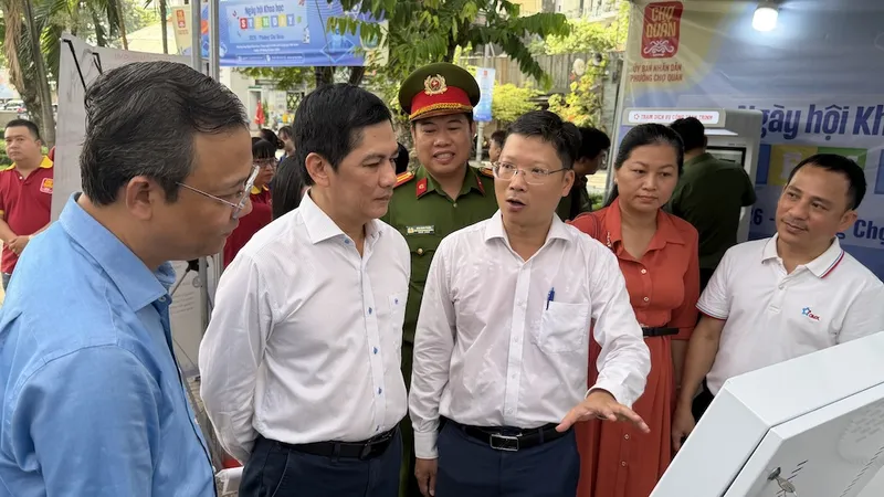 Lãnh đạo phường Chợ Quán và Sở KH-CN TPHCM cùng các tham quan không gian ứng dụng KH-CN của phường tại ngày hội