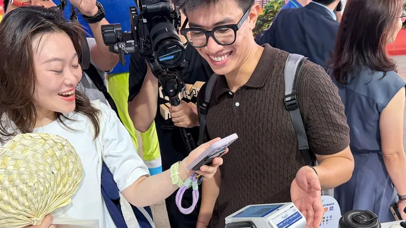 Du khách sử dụng AliPay quét mã VietQRGlobal trên PayooPOS thanh toán mua trà sữa tại sự kiện