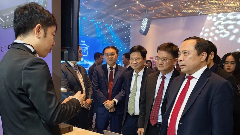 Bộ Trưởng Bộ KH-CN Vũ Hải Quân cùng các đại biểu tham quan sản phẩm của IPV trình diễn tại chương trình.