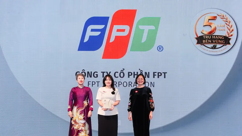 Bà Nguyễn Quỳnh Anh, Phó phòng Văn hoá Đoàn thể FPT IS, Tập đoàn FPT đại diện nhận vinh danh.