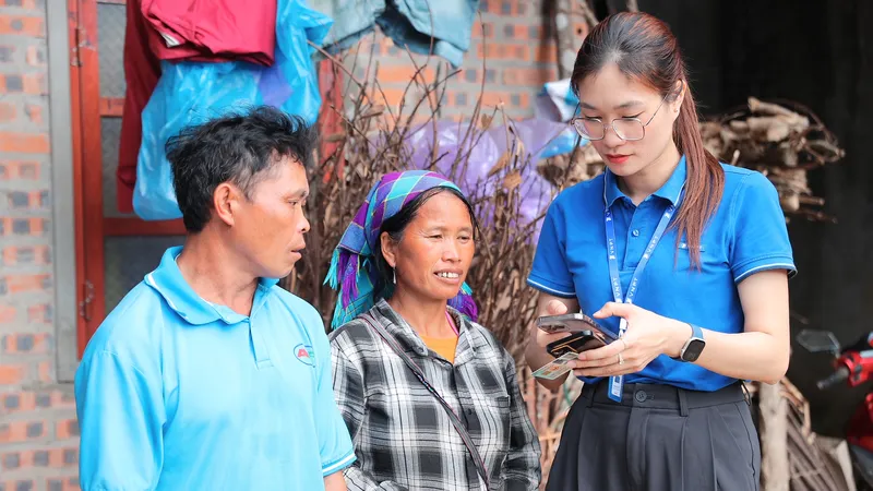 Nhân viên VNPT VinaPhone đến từng bản làng hỗ trợ người dân xác thực SIM chính chủ qua VNeID.