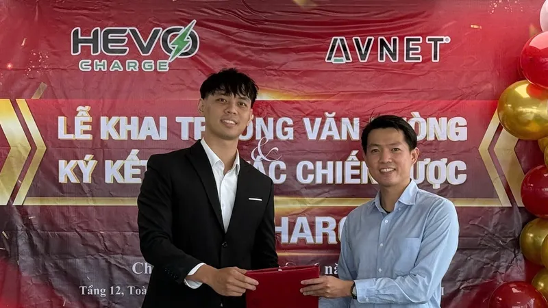 Ông Phan Minh Cường, Giám đốc điều hành của Hevo Charge (bên trái) và ông Dương Anh Quang, đại diện của Avnet, Inc., tại lễ ký kết