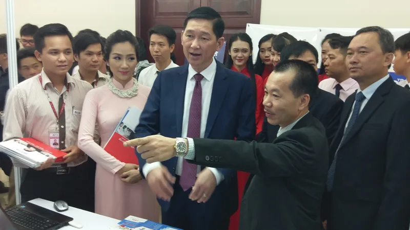 Phó Chủ tịch UBND TPHCM, ông Trần Vĩnh Tuyến tham quan gian hàng của Công ty Misa