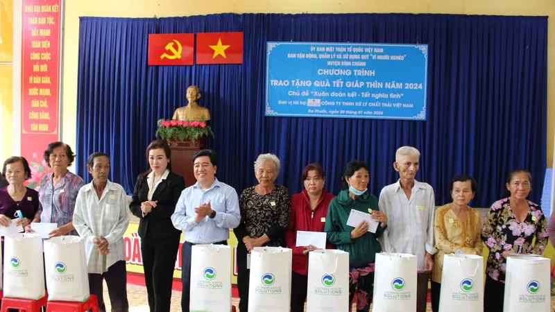 200 phần quà tết ý nghĩa đã kịp đến với bà con ở huyện Bình Chánh để đón xuân mới