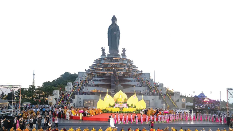 Lễ cầu nguyện hòa bình, hàng ngàn ngọn nến thắp sáng đêm Vesak tại núi Bà Đen