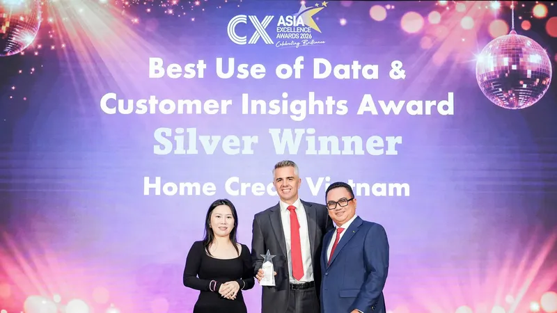 Đại diện Home Credit Việt Nam nhận giải Bạc hạng mục Best Use of Data and Customer Insight tại CX Asia Excellence Awards 2026, Singapore, ngày 17/6.