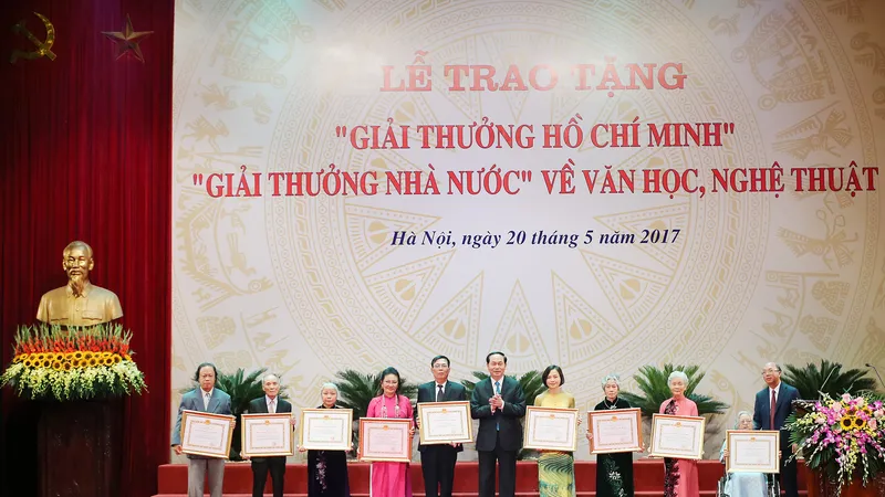 Chủ tịch nước Trần Đại Quang trao bằng khen cho các tác giả đoạt giải