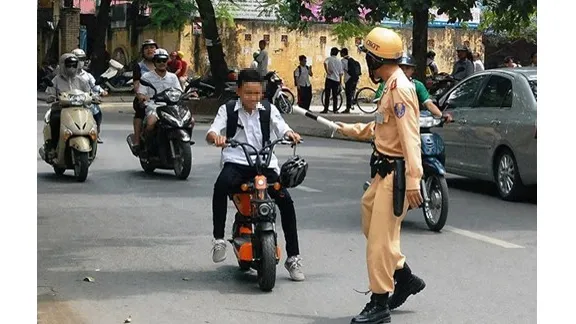 Lỗi vi phạm không đội nón bảo hiểm khi sử dụng xe đạp điện: Ảnh: ATGT