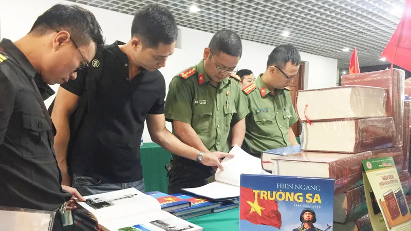 HIên ngang Trường Sa được chọn lọc từ hàng nghìn bức ảnh tác giả đã ghi lại trong các chuyến công tác đến Trường Sa, nhà giàn...