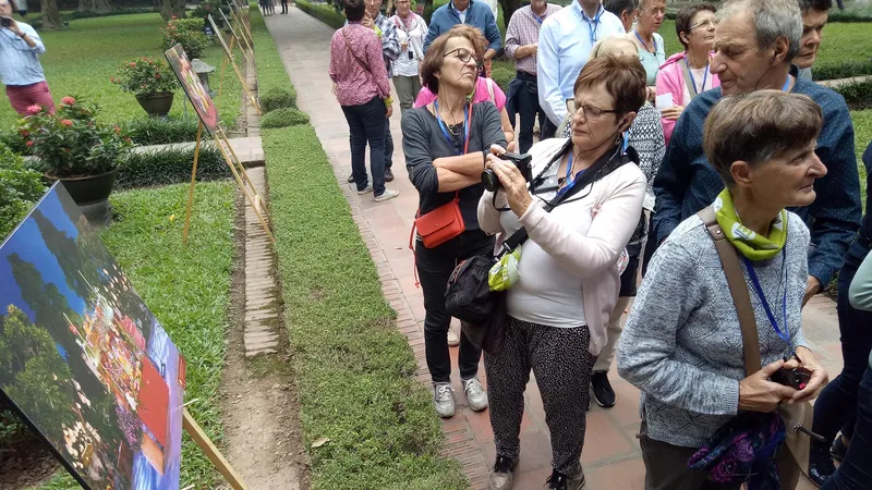 Du khách tham quan khu trưng bày tại triển lãm ảnh Thu Vọng Nguyệt 