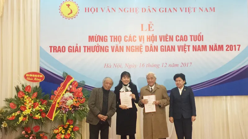Trao giải cho hai công trình được trao giải Nhất của Hội Văn nghệ dân gian 2017