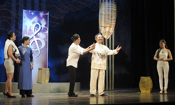 Quang Tèo, Vượng râu lưu diễn cùng vở "Dưới ánh đèn"