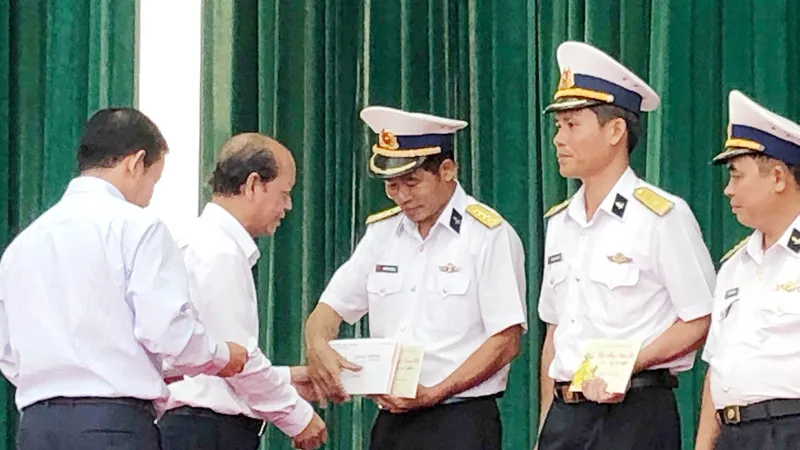 Thăm chúc Tết cán bộ, chiến sĩ và nhân dân vùng biển đảo Tây Nam