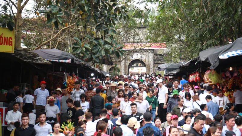 Đông đảo du khách thập phương đã đổ về dự lễ khai hội chùa Hương 2019
